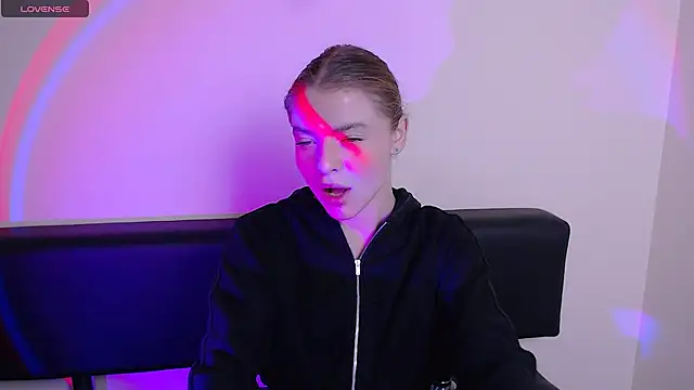 Snapshot of MissOliviaa_ chatting on October 27, 12:53 pm MissOliviaa online show from October 27, 12:53 pm