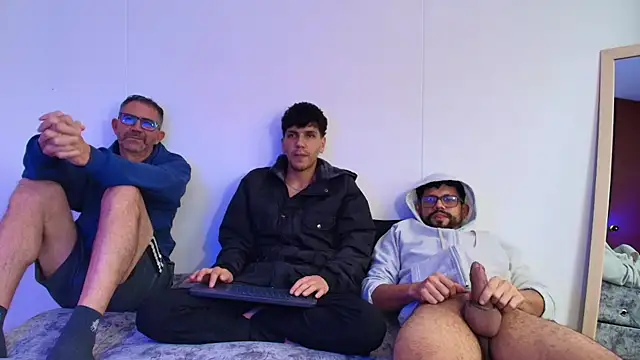 Snapshot of Benjamin_show chatting on December 16, 2:22 pm Benjamin show online show from December 16, 2:22 pm