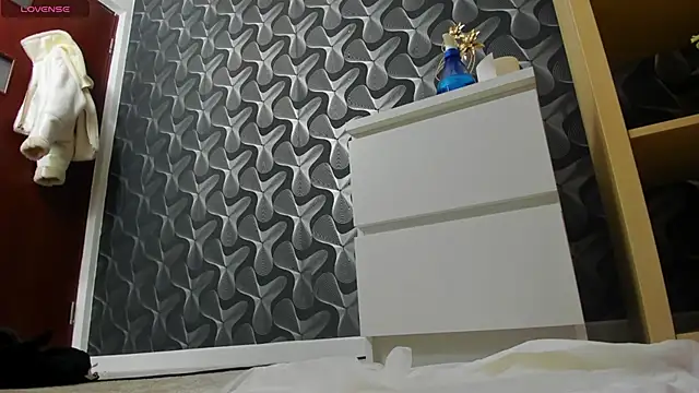 nicolee   19 online show from February 24, 11:09 pm