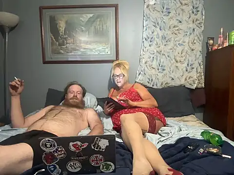Snapshot of letsgetdirty1981 chatting on December 8, 6:43 am letsgetdirty1981 online show from December 8, 6:43 am
