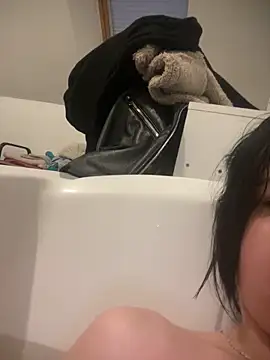 Snapshot of Petite_moi chatting on April 4, 6:49 pm Petite moi online show from April 4, 6:49 pm