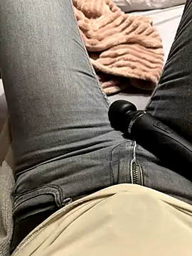 Snapshot of Ana-05 chatting on November 27, 8:22 pm Ana-05 online show from November 27, 8:22 pm