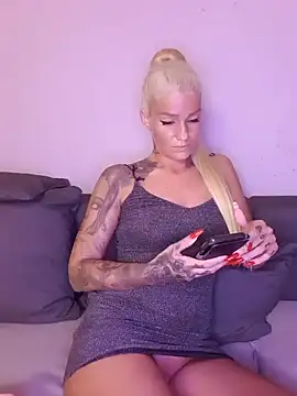 Snapshot of Lara_SecretLady chatting on December 12, 9:26 pm Lara SecretLady online show from December 12, 9:26 pm