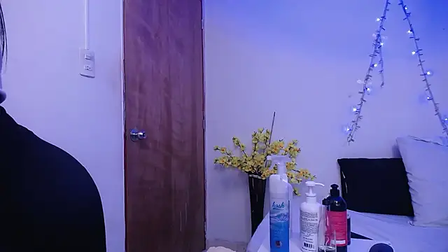 Snapshot of Nicol_Love0 chatting on February 4, 12:33 pm Nicol Love0 online show from February 4, 12:33 pm