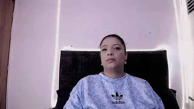 Nicol Love0 online show from May 14, 1:18 pm