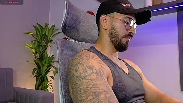 Snapshot of tony_muscle chatting on June 6, 7:29 pm tony muscle online show from June 6, 7:29 pm
