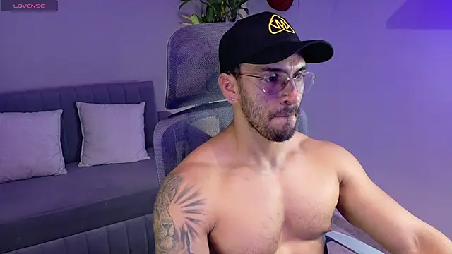 Snapshot of tony_muscle chatting on July 6, 7:05 pm tony muscle online show from July 6, 7:05 pm