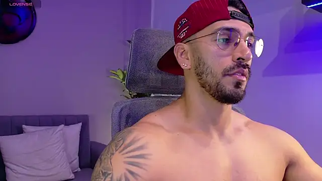 Snapshot of tony_muscle chatting on July 12, 1:24 pm tony muscle online show from July 12, 1:24 pm