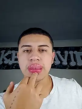 Snapshot of SexyBoy-Bigclit chatting on December 5, 10:01 pm SexyBoy-Bigclit online show from December 5, 10:01 pm