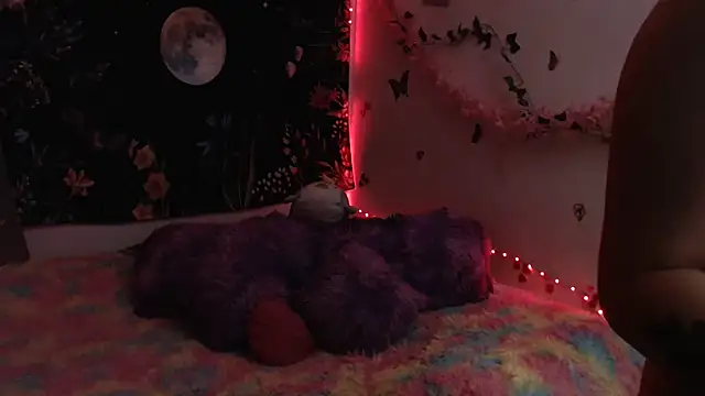 Snapshot of Emillyy_m chatting on April 6, 10:54 pm Emillyy m online show from April 6, 10:54 pm