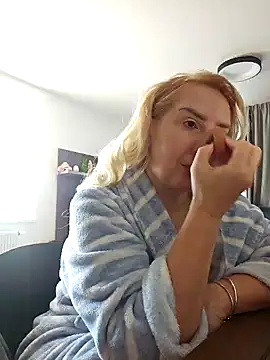 Snapshot of MariaRichi_ chatting on March 6, 7:25 am MariaRichi  online show from March 6, 7:25 am