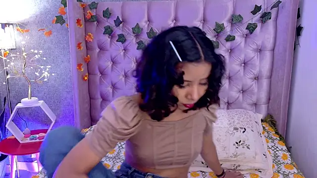 Snapshot of Akane_Uwu chatting on November 6, 3:35 pm Akane Uwu online show from November 6, 3:35 pm