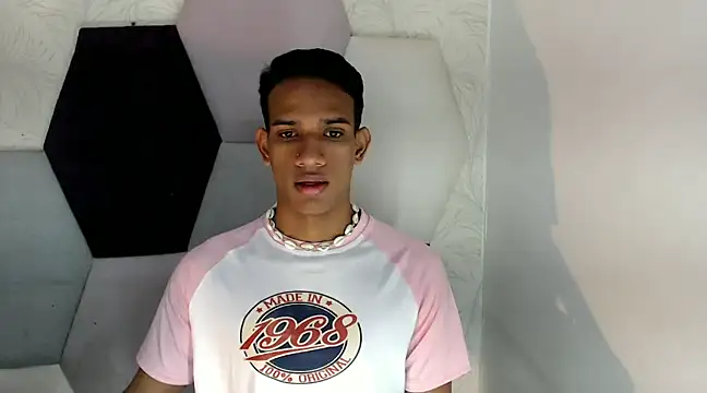 Snapshot of AbrahanBratz chatting on December 6, 11:44 am AbrahanBratz online show from December 6, 11:44 am