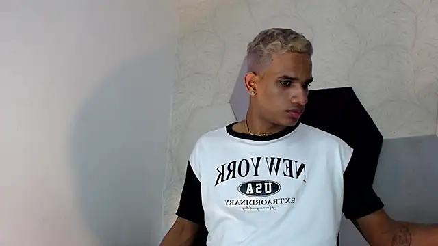 Snapshot of AbrahanBratz chatting on January 11, 11:24 pm AbrahanBratz online show from January 11, 11:24 pm