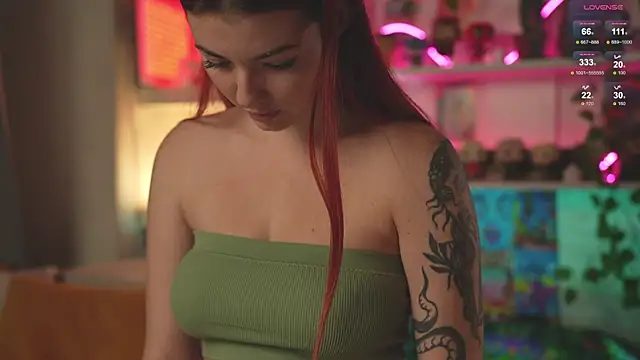 Snapshot of Charmings_054 chatting on February 7, 5:18 pm Charmings 054 online show from February 7, 5:18 pm