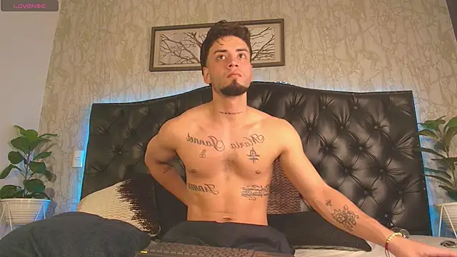 Snapshot of MattDevon chatting on February 3, 6:40 am MattDevon online show from February 3, 6:40 am