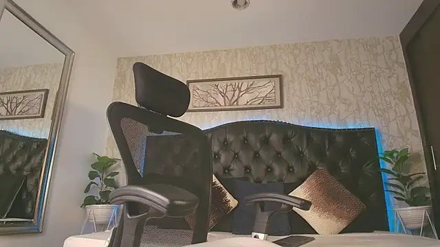 Snapshot of MattDevon chatting on February 7, 3:54 am MattDevon online show from February 7, 3:54 am