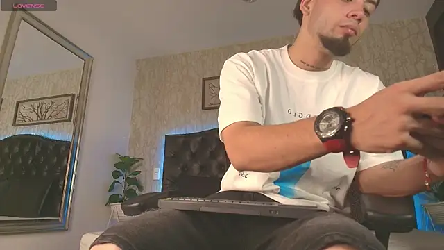 Snapshot of MattDevon chatting on February 8, 1:42 am MattDevon online show from February 8, 1:42 am