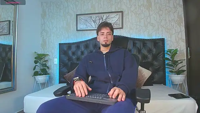 Snapshot of MattDevon chatting on February 11, 3:33 am MattDevon online show from February 11, 3:33 am