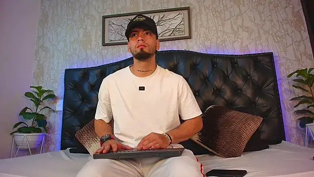 Snapshot of MattDevon chatting on March 3, 5:02 am MattDevon online show from March 3, 5:02 am