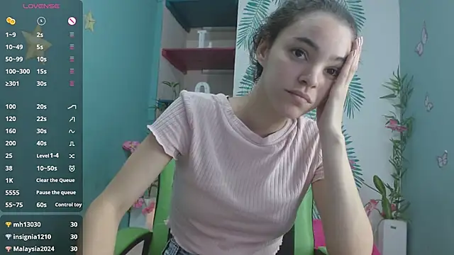 Mia-kalinfa online show from December 4, 3:32 pm