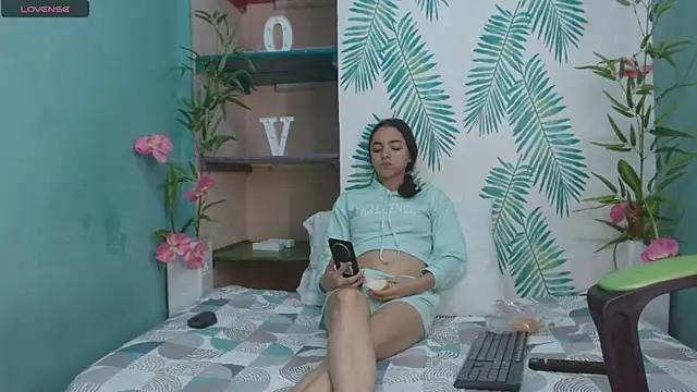 Mia-kalinfa online show from December 31, 1:30 pm