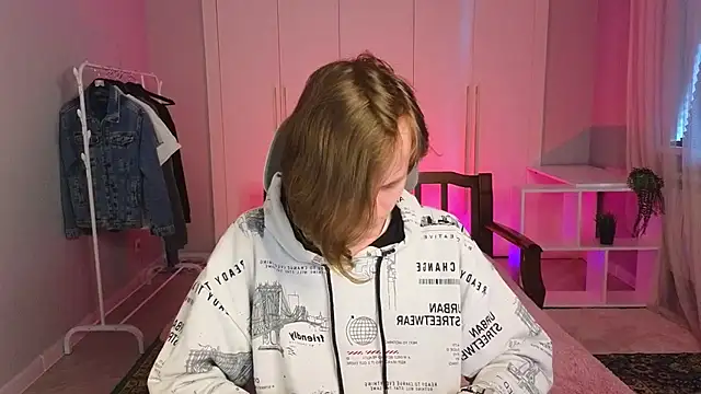 Snapshot of nikompell chatting on March 18, 3:09 am nikompell online show from March 18, 3:09 am