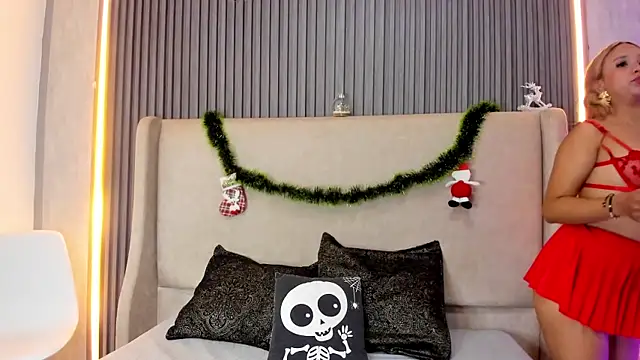 Snapshot of MelanieRoah chatting on December 22, 8:28 pm MelanieRoah online show from December 22, 8:28 pm