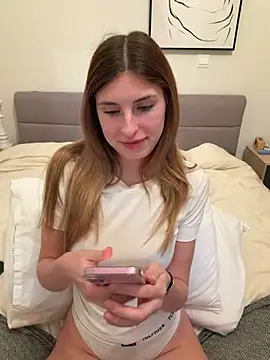 Snapshot of emma05 chatting on February 5, 8:24 pm emma05 online show from February 5, 8:24 pm