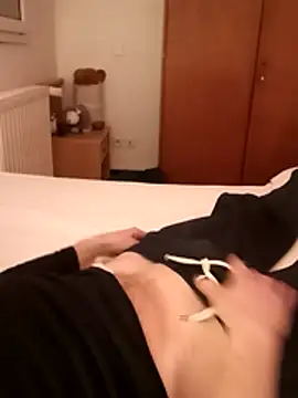 Snapshot of crems77 chatting on February 9, 10:25 pm crems77 online show from February 9, 10:25 pm