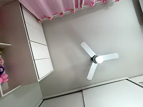 lariic online show from September 30, 1:43 am