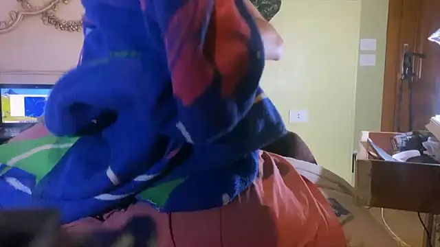 Snapshot of emylolo9 chatting on December 17, 10:00 pm emylolo9 online show from December 17, 10:00 pm