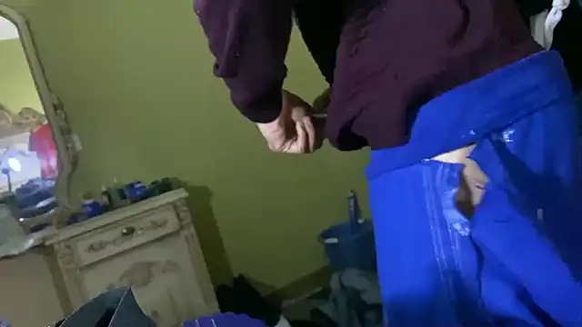 Snapshot of emylolo9 chatting on December 28, 10:02 pm emylolo9 online show from December 28, 10:02 pm