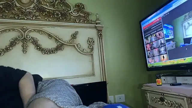 Snapshot of emylolo9 chatting on January 4, 4:33 am emylolo9 online show from January 4, 4:33 am