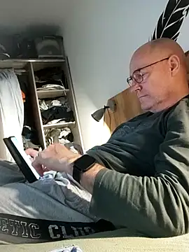 bogland33 online show from April 6, 7:26 pm