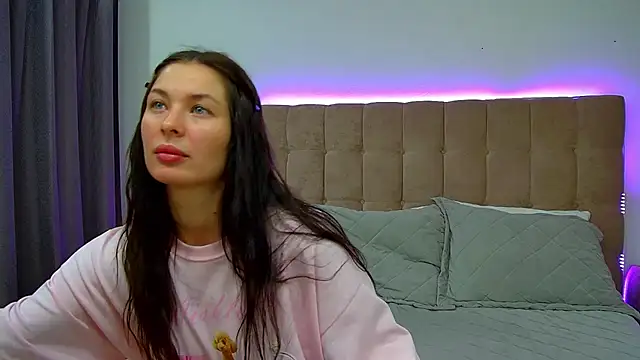 AlexandraBloom online show from November 13, 6:18 pm