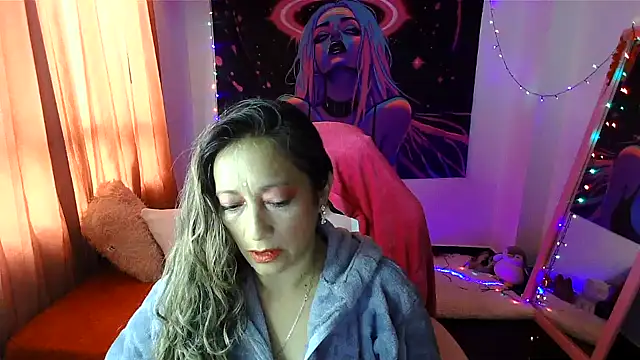 Snapshot of Melanyy_100 chatting on April 8, 6:52 pm Melanyy 100 online show from April 8, 6:52 pm