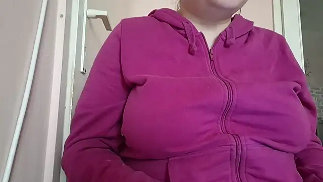 Snapshot of AalinnaK chatting on December 13, 9:57 am AalinnaK online show from December 13, 9:57 am