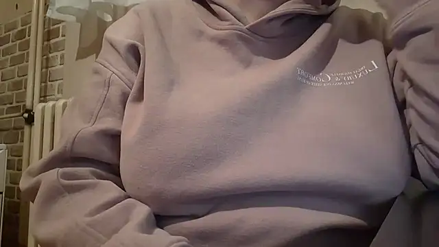 Snapshot of AalinnaK chatting on February 22, 8:09 pm AalinnaK online show from February 22, 8:09 pm