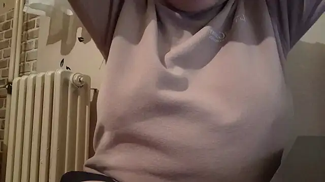 Snapshot of AalinnaK chatting on February 24, 8:47 pm AalinnaK online show from February 24, 8:47 pm