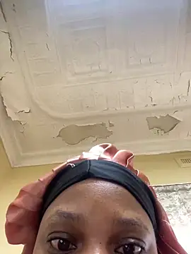 Snapshot of BeautyAuroa chatting on February 17, 8:26 pm BeautyAuroa online show from February 17, 8:26 pm