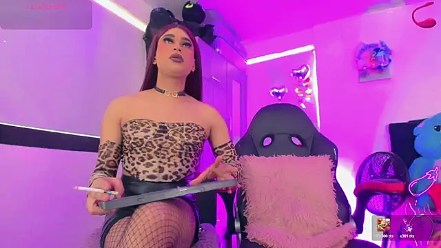 Snapshot of Hellen_moons__ chatting on May 18, 7:31 pm Hellen moons online show from May 18, 7:31 pm