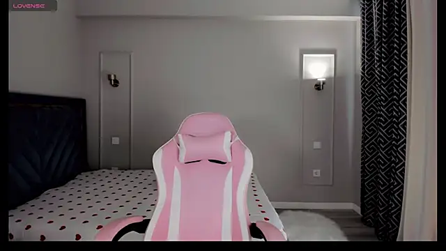 oxxx me online show from April 14, 8:31 am