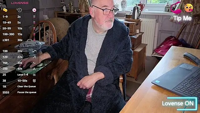 Adamdaddybear online show from October 30, 7:43 am