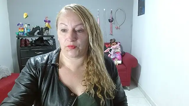 Snapshot of emperabigbootybigass chatting on February 3, 12:14 pm emperabigbootybigass online show from February 3, 12:14 pm
