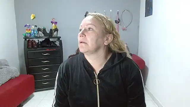 Snapshot of emperabigbootybigass chatting on February 4, 12:11 pm emperabigbootybigass online show from February 4, 12:11 pm