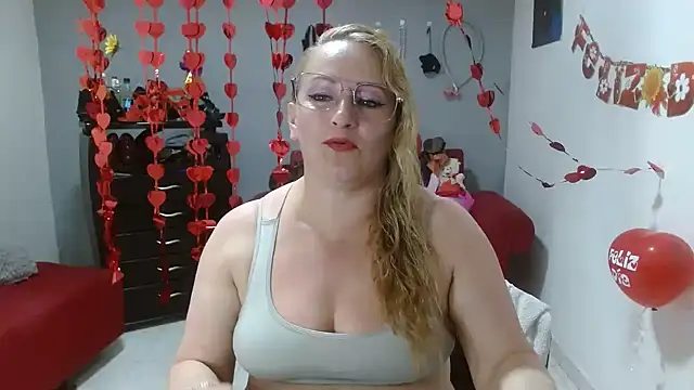 Snapshot of emperabigbootybigass chatting on February 18, 3:43 pm emperabigbootybigass online show from February 18, 3:43 pm