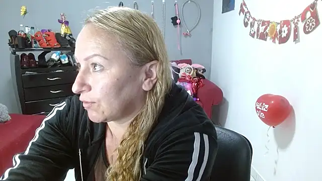 Snapshot of emperabigbootybigass chatting on February 26, 12:25 pm emperabigbootybigass online show from February 26, 12:25 pm