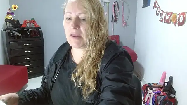Snapshot of emperabigbootybigass chatting on March 12, 12:15 pm emperabigbootybigass online show from March 12, 12:15 pm