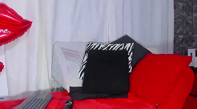 Snapshot of Xiomara-Suarez chatting on February 25, 6:31 pm Xiomara-Suarez online show from February 25, 6:31 pm